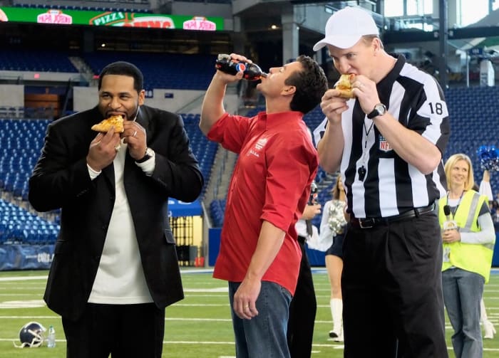 2012-Peyton-Manning-Jerome-Bettis-Papa-Johns-John-Schnatter.jpg